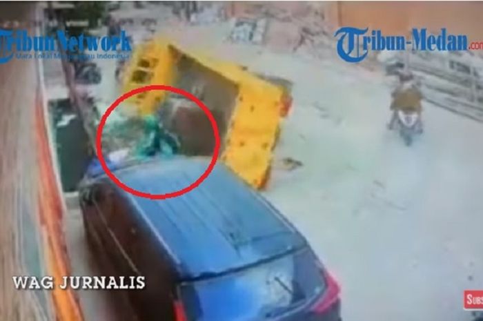 Driver ojol nyaris tertimpa truk. (Hasil tangkapan layar Youtube Tribun Medan TV) 