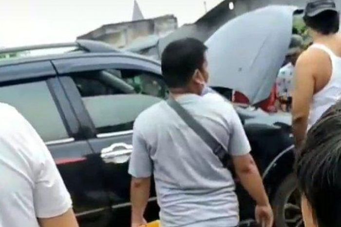 Kejadian yang menimpa Toyota Rush gegerkan warga sekitar di Jalan Trikora II, Kecamatan Medan Denai, Kota Medan, Sumatera Utara pada Selasa (22/12/2020).
