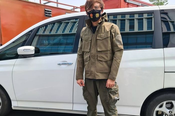 Dokter Tirta bersama Mazda Biante miliknya