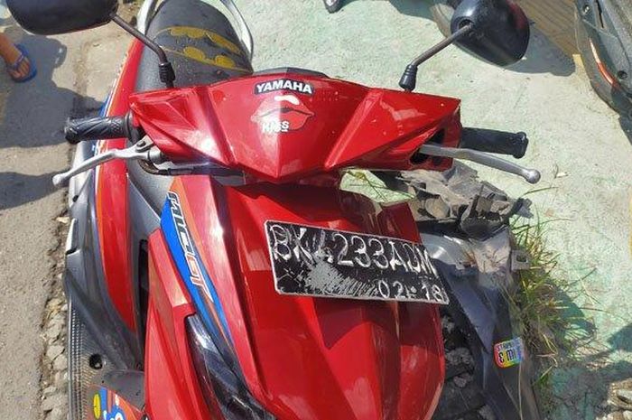 Yamaha Mio GT yang disenggol Toyota Fortuner lalu pengendara terlempar, masuk kolong tubuh diinjak roda truk tronton