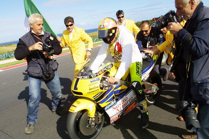 Valentino Rossi merayakan gelar juara dunia di kelas GP500
