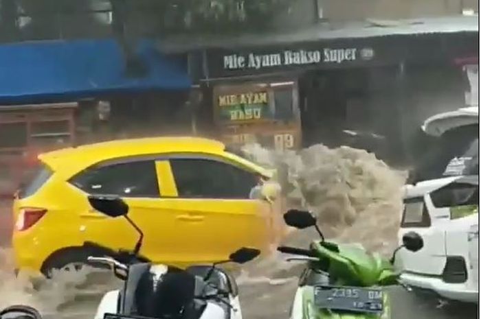 Honda Brio terseret arus banir di Jl Sukamulya, Sukagalih, Sukajadi, kota Bandung, Jawa Barat