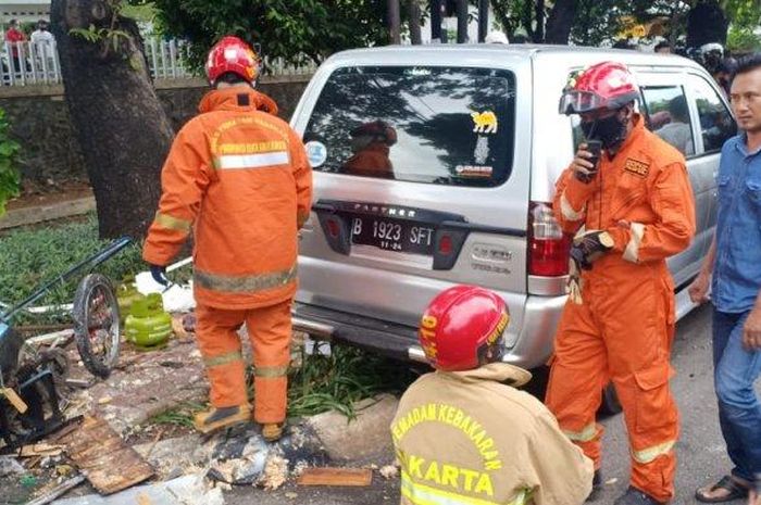 Isuzu Panther obrak-abrik gerobak gorengan hingga pedagang terseret 20 meter dan tewas di Tebet, Jaksel