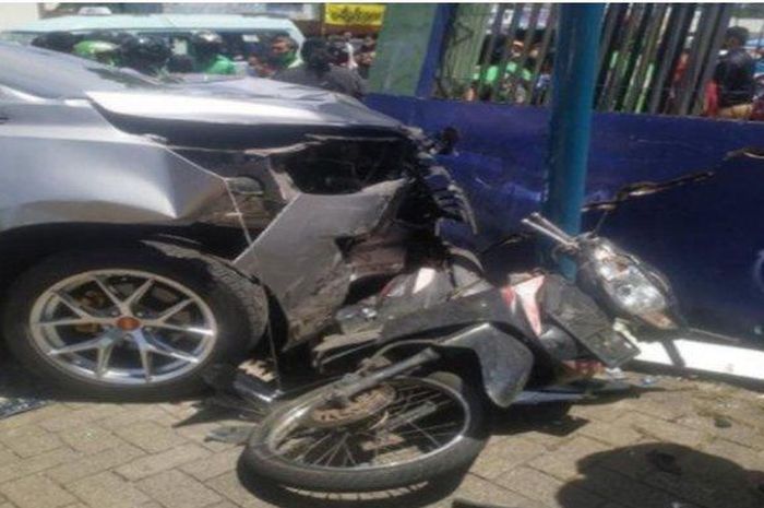 Mobil Innova yang terlibat kecelakaan maut di Jalan Raya Ragunan, Pasar Minggu, Jakarta Selatan, Jumat (25/12/2020). 