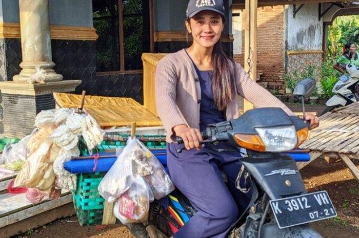 Viral Pedagang Sayur Cantik Keliling Naik Honda Supra 