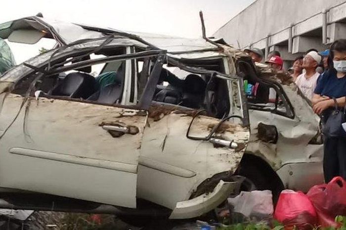 Mitsubishi Pajero Sport rusak parah setelah terlibat kecelakaan tunggal di tol Solo-Ngawi