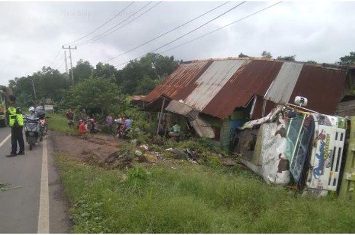 Truk muatan minyak sawit menabrak rumah warga di Desa Pulau Semambu, Indralaya Utara, Ogan Ilir pada Senin (28/12/2020) pagi pukul 04.30.  