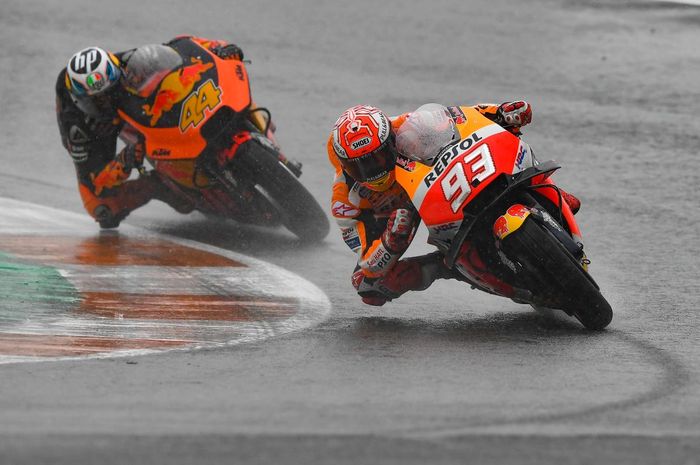 Pol Espargaro dan Marc Marquez saat bersaing di lintasan MotoGP.