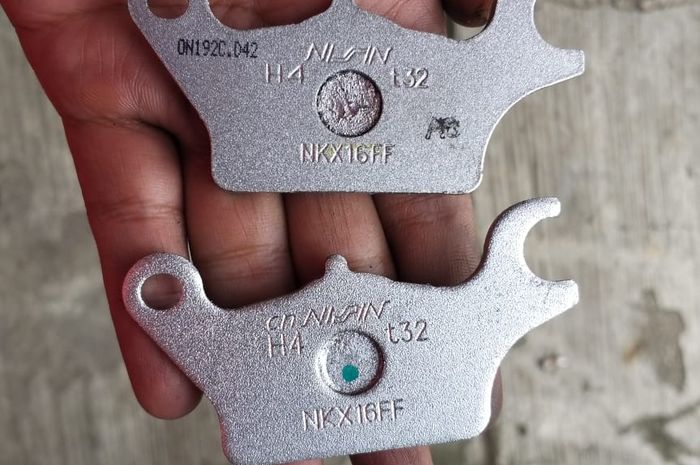 Kampas rem asli (atas) dan palsu (bawah)