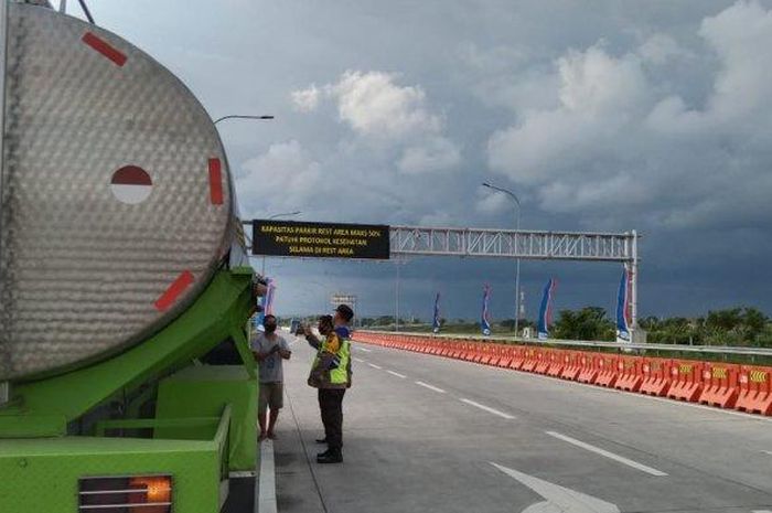 salah satu kendaraan sumbu tiga yang diberhentikan di Gerbang Exit Tol Kemiri Kebakkramat, Minggu (27/12). 