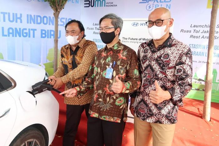 PLN telah menyelesaikan uji coba kendaraan listrik dengan rute perjalanan Jakarta-Bali, Senin (28/12/2020). 