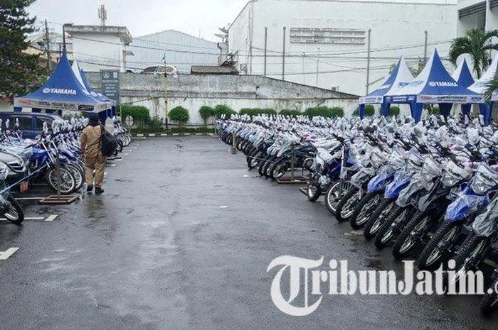 Ratusan Yamaha WR 155R yang  terparkir di Kantor Bupati Malang, Minggu (27/12).