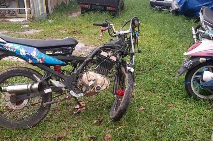 Suzuki Satria F ringsek hantam pikap hingga pemoor tewas