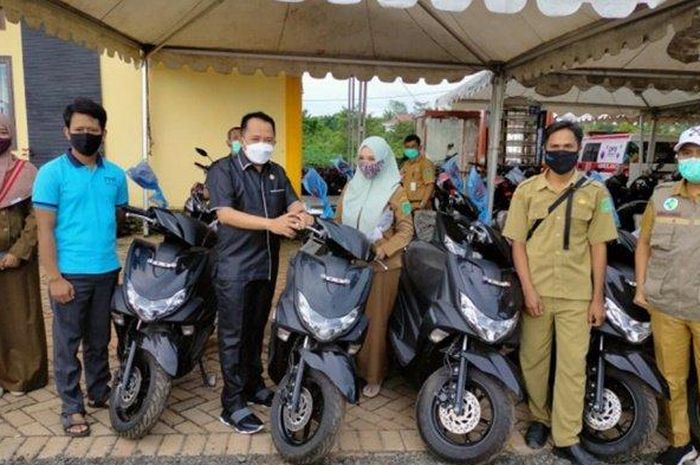 Bupati Tanbu, H Sudian Noor serahkan Yamaha FreeGo di Posko Induk Satgas Penanganan Covid-19, Kantor BPBD Tanbu, Senin (28/12). 