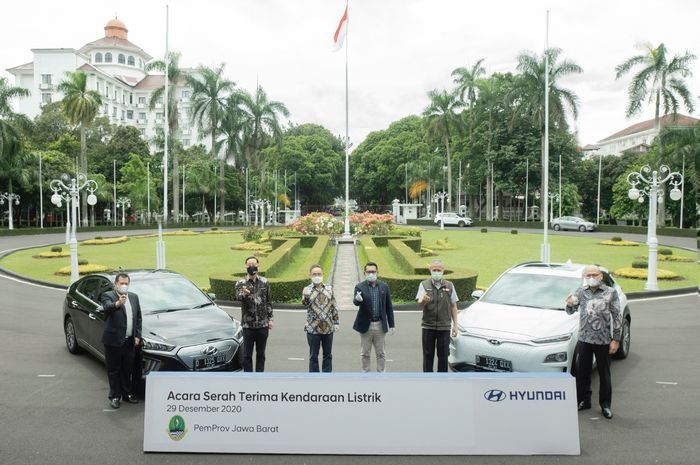Acara serah terima kendaraan listrik dariHyundai ke Pemprov Jabar