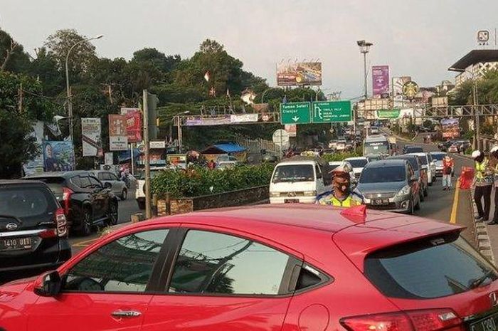 Kemacetan lalu lintas di kawasan Puncak, Bogor, Jawa Barat.