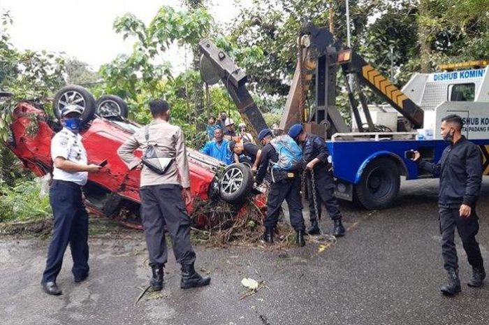 Toyota Calya ditarik truk derek dari dalam jurang sedalam 60 meter di Padang Panjang, Sumatera Barat