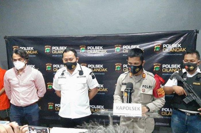 Konferensi pers pengungkapan kasus pencurian di rumah aktor Jeremy Thomas yang digelar di Polsek Cilandak, Jakarta Selatan, Selasa (29/12/2020).  