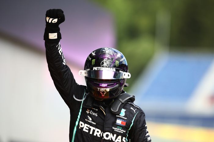 Lewis Hamilton resmi dianugerahi gelar kebangsawanan dari kejaraan Inggris, bakal punya gelar 'Sir'