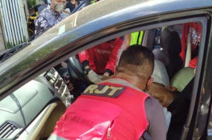 Proses evakuasi pengemudi Toyota Avanza yang tewas sebelum terjang tembok ruko di kota Malang, korban mantan Kapolsek