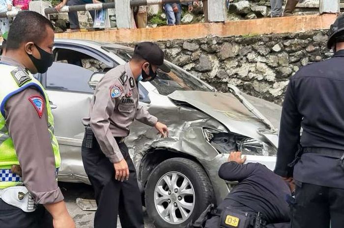 Salah satu mobil yang terlibat kecelakaan beruntun di Lembah Anai