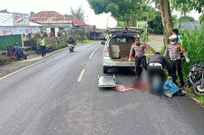 Pengendara Yamaha NMAX tewas terkapar usai tampar bus Damri dari arah berlawanan di kawasan Kintamani, Bali