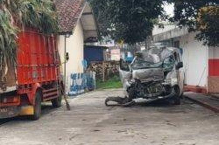 Daihatsu Gran Max tertabrak mobil parkir di Rajapolah, Tasikmalaya.  Pengemudi itu tewas tertindih