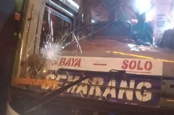 Bus PO EKA menjadi sasaran pelemparan batu oleh orang tak bertanggung jawab di Sambung Macan, Sragen, Jawa Tengah