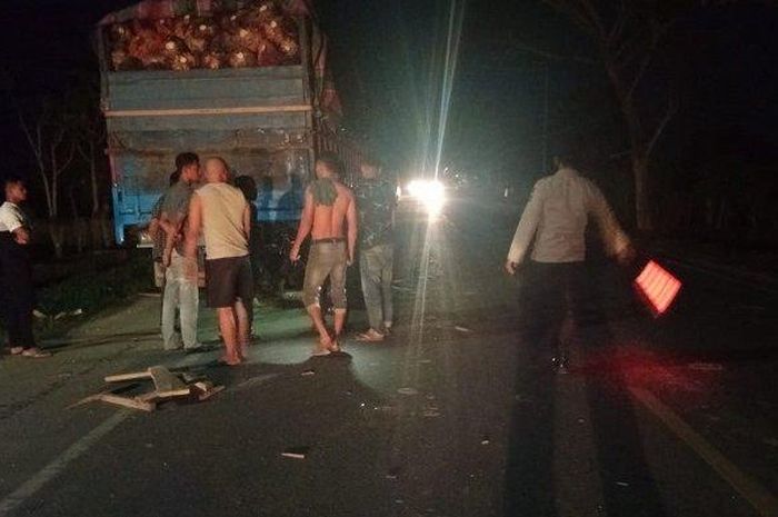 Honda Supra X 125 hajar truk tronton muatan sawit yang terparkir di Aceh Timur, pengendara seketika tewas di lokasi