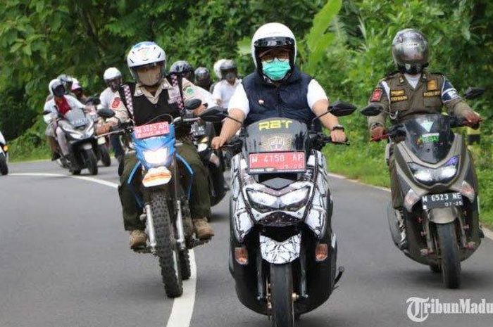 Bupati Pamekasan, Baddrut Tamam (tengah) saat menaiki motor mengelilingi tujuh kecamatan untuk memantau langsung perbaikan jalan raya yang sudah dikerjakan, Rabu (30/12/2020). 