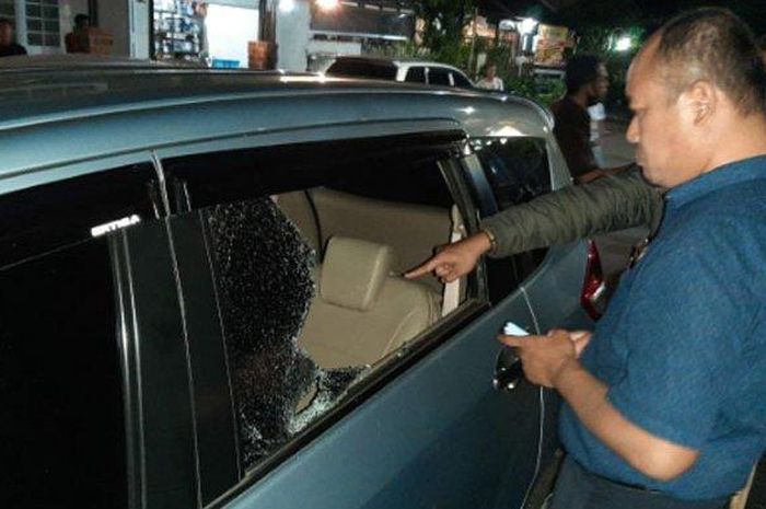 Suzuki Ertiga dikerumuni tim Inafis Polresta Bogor Kota karena mencari barang bukti termasuk sidik jari di bodi setelah jadi sasaran maling modus pecah kaca