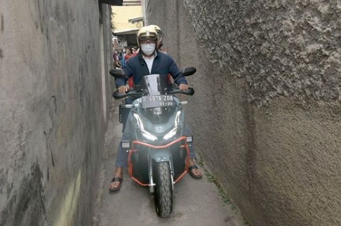 Ridwan Kamil bersama istrinya, Atalia Praratya berboncengan naik Honda ADV 150 melewati gang sempit