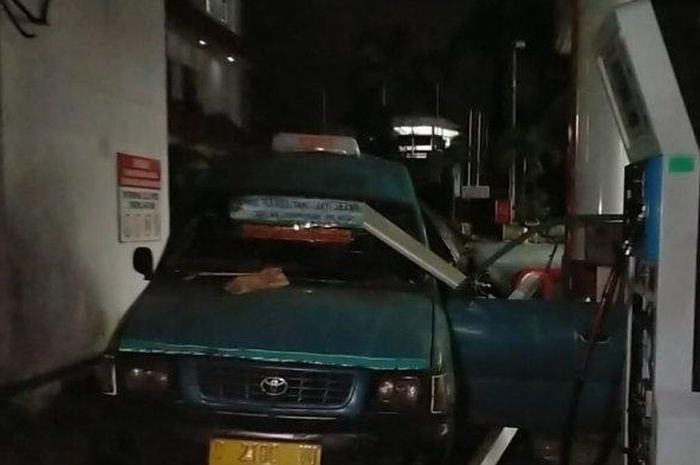 Toyota Kijang Kapsul yang dijadikan angkot meledak ketika isi bahan bakar gas di SPBU kawasan jalan raya Margonda, Beji, kota Depok, Jawa Barat