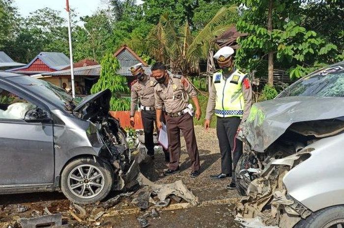 Toyota Avanza dan Calya terpotong, ruang mesin lenyap, adu banteng akibat nekat nyalip