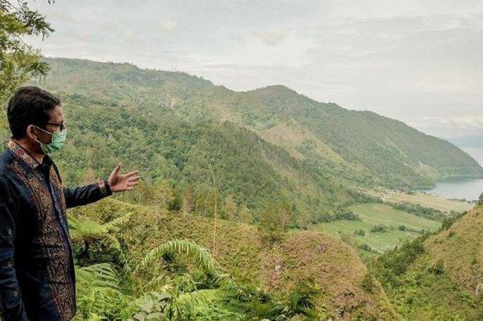 Menteri Pariwisata dan Ekonomi Kreatif, Sandiaga Salahuddin Uno berkunjung di Danau Toba.
