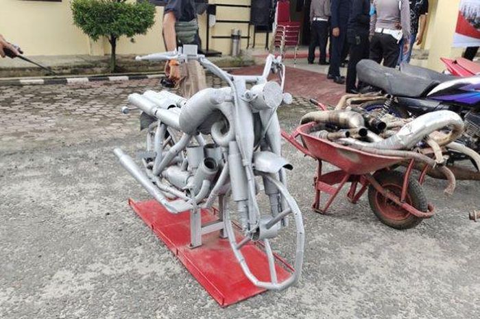 Polres Tanjungbalai, Sumatera Utara membuat replika motor dari knalpot brong sitaan