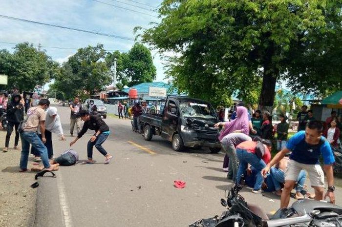 Honda Scoopy tergeletak dihajar Daihatsu Gran Max saat hendak nyeberang di Padaeolo, Mare, Bone, Sulawesi Selatan, (31/12/20).