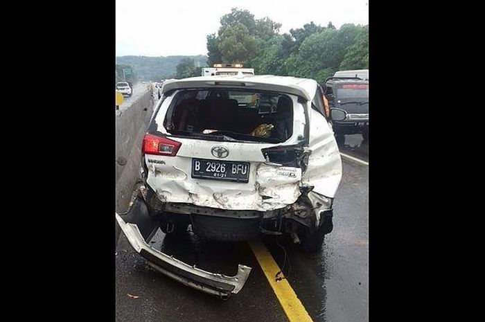 KIjang Innova bonyok setelah mengalami kecelakaan di tol Cipularang