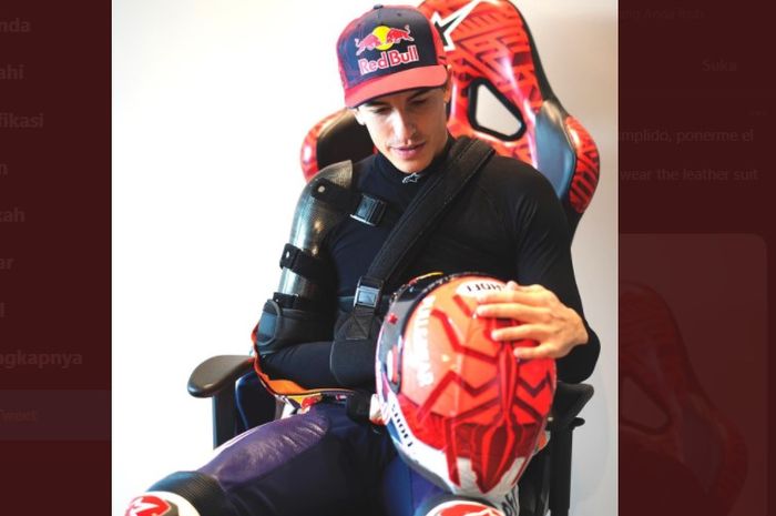 Pembalap Repsol Honda, Marc Marquez mengenakan wearpack balap di awal tahun 2021.