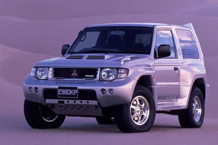 belum banyak yang tahu sama Mitsubishi Pajero Evolution, tampangnya sangar mirip mobil Reli Dakar!