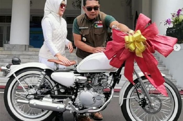 Kawasaki W175 kustom jadi kado pernikahan ke-24 Gubernur Jabar, Ridwan Kamil ke istrinya
