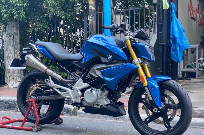 Ilustrasi BMW G 310 R di showroom Jakarta Motorsport