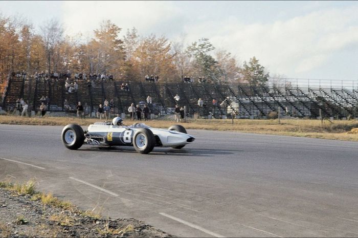 Ferrari 158 berkelir putih biru yang digunakan dalam seri F1 Amerika dan Meksiko 1964.