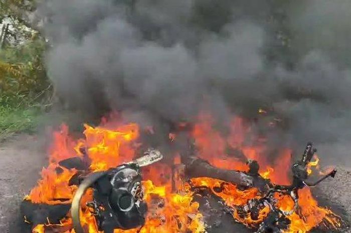 Honda Scoopy terbakar di Gresik  