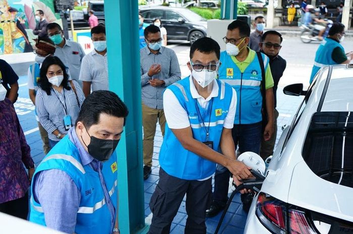 Menteri BUMN, Erick Thohir lakukan pengecekan SPKLU dan jajal mobil listrik di Bali.