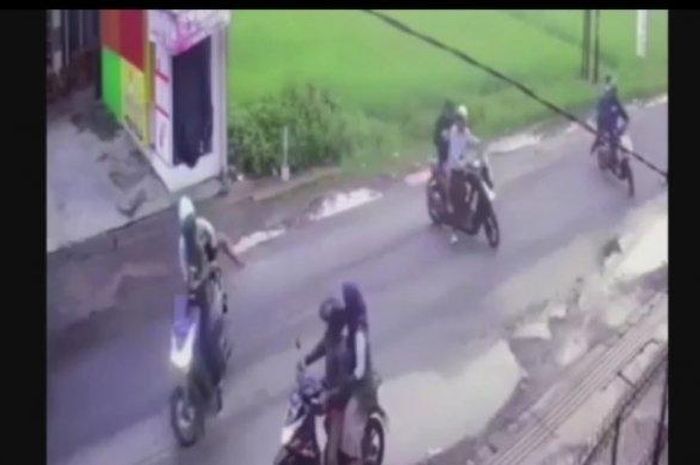 Komplotan geng motor mengeroyok seorang pemuda hingga terluka parah