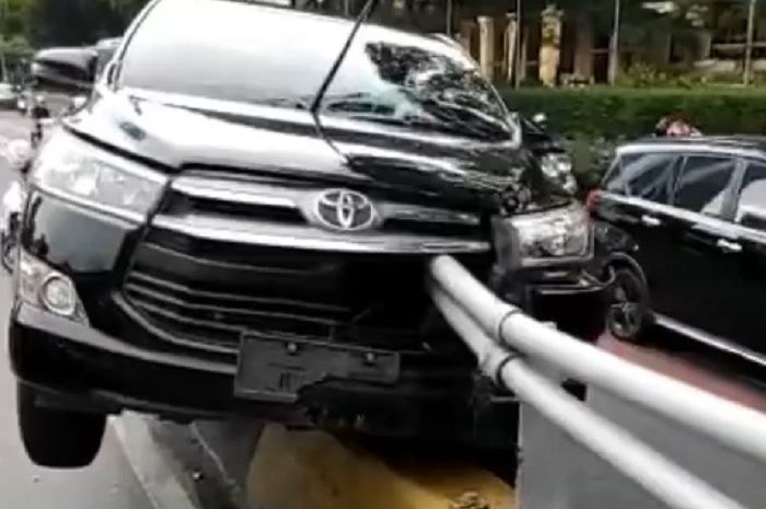 Kijang Innova tertusuk besi pembatas dan tembus sampai ke kabin