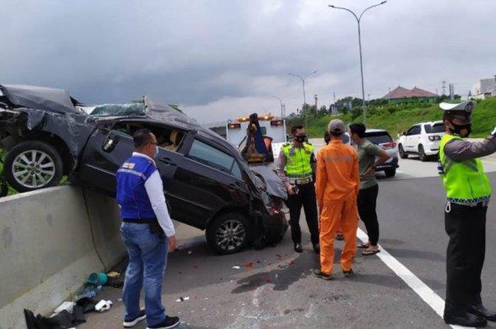 Toyota Corolla Altis nangkring di pembatas jalan tol