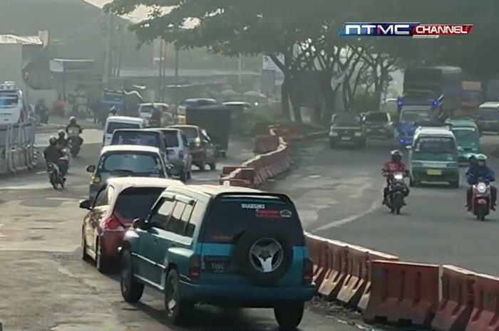 Arus lalu lintas di Cileunyi, Bandung, Jawa Barat pagi ini, Minggu (3/1/2021)