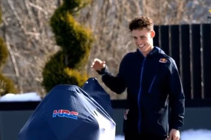 ekspresi wajah Pol Espargaro saat melihat motor barunya.